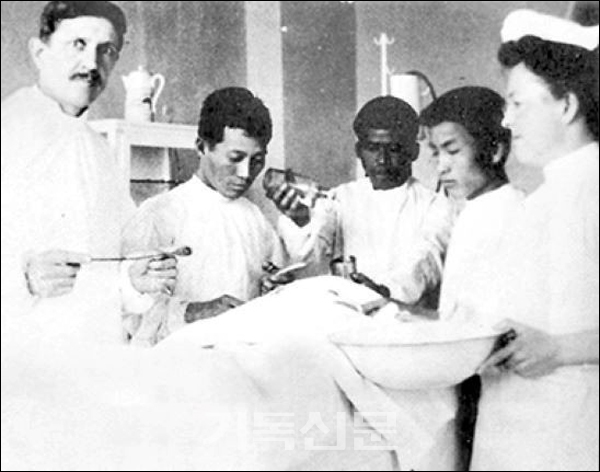 존슨 선교사가 1909년 6월 7일 대구 제중원에서 수술을 집도하는 모습.