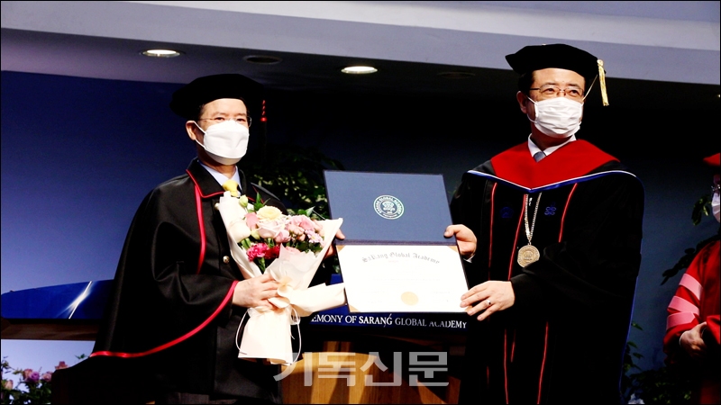 사랑의교회 오정현 목사(오른쪽)가 사랑글로벌아카데미 졸업장을 전달하고 있다.