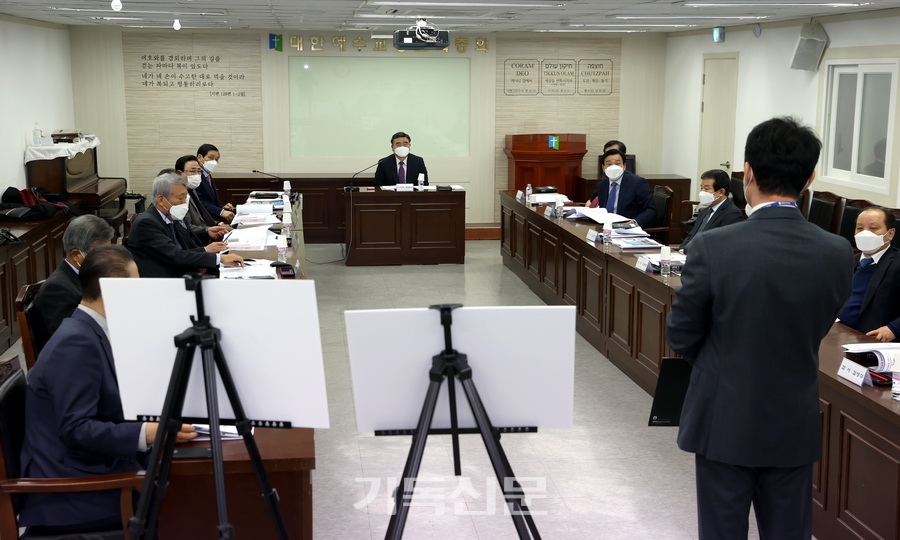 유지재단 이사들이 총회회관 리모델링 설계안을 검토하고 있다.