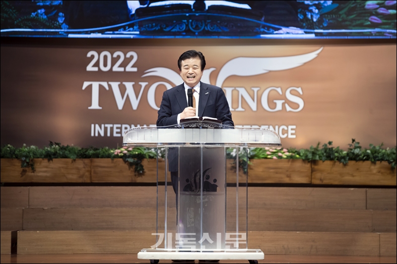 제21회 두날개국제콘퍼런스에서 메시지를 전하고 있는 김성곤 목사.