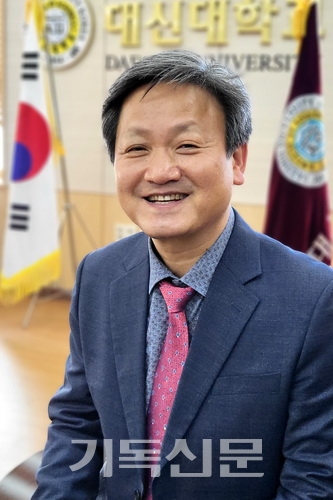 한국신학대학총장협의회 회장으로 선출된 최대해 대신대 총장이 위기의 신학교육에 대한 대책이 총체적으로 이뤄져야 한다고 강조하고 있다.
