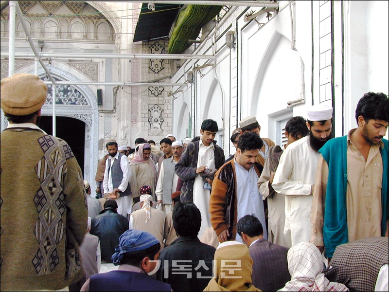 지난해 이슬람 무장세력인 탈레반의 득세로 아프가니스탄이 2022 기독교박해지수 1위 국가로 뽑혔다. 사진은 모스크에 모인 아프간 주민들 모습.(기사 내용과 관련 없음)