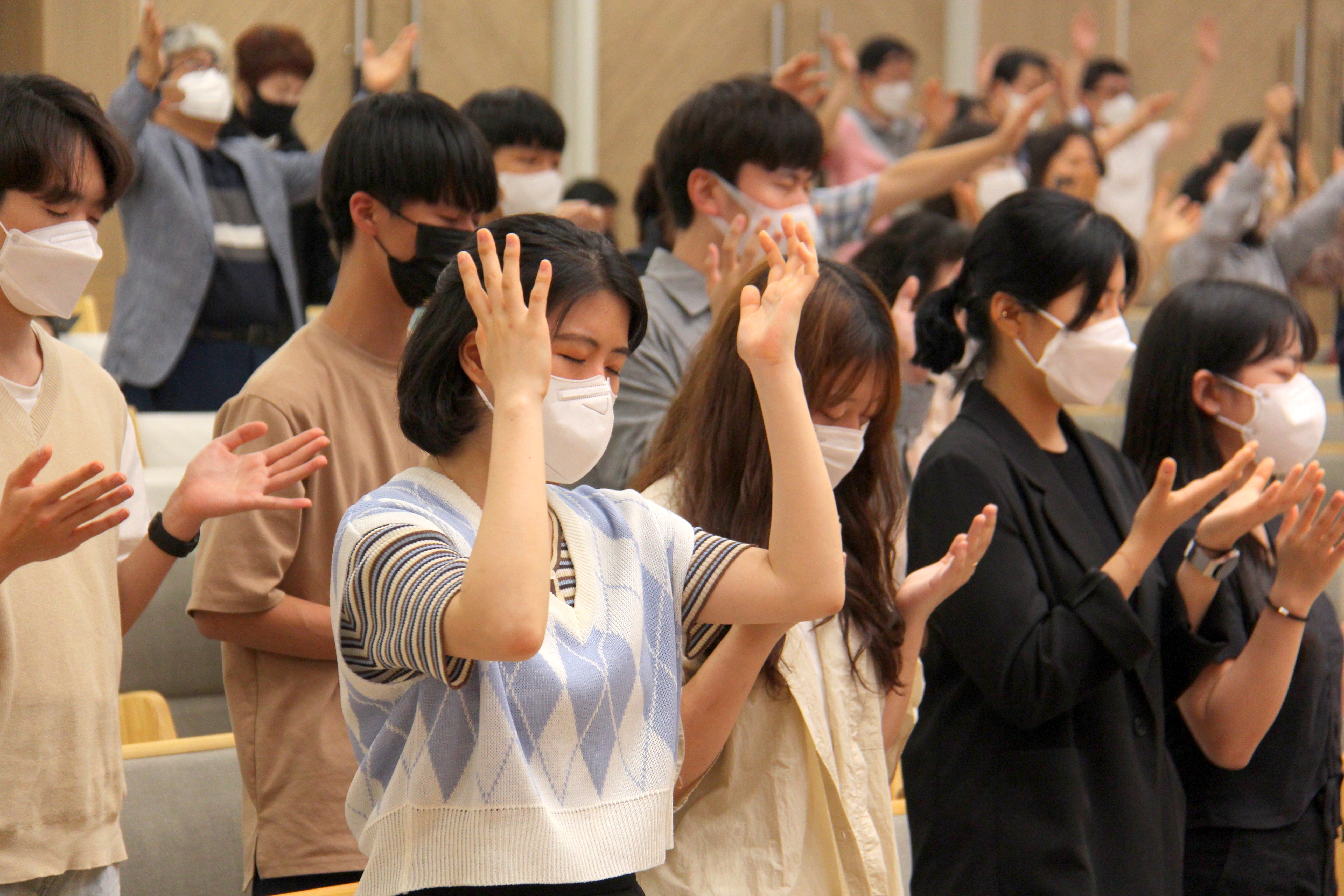 ‘블레싱 광주’ 집회에 참석한 85개 기독단체 멤버들이 광주를 축복하며 함께 기도하고 있다.