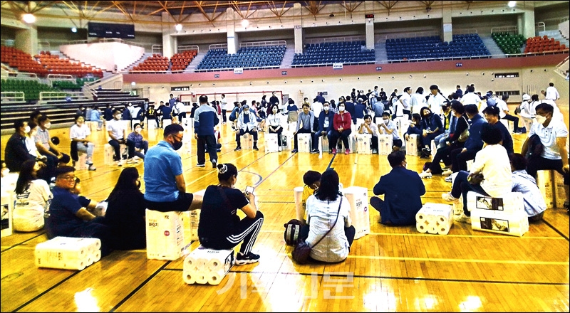 여수노회 한마음대회 참가자들이 경품추첨을 하며 즐거운 시간을 보내고 있다.
