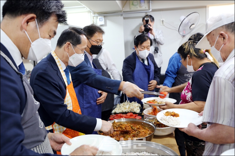 서울지역남전도회 회원들이 노숙인 무료급식 배식 봉사를 하고 있다.