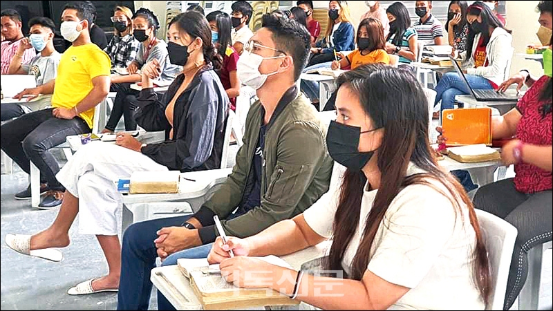 필리핀 복음주의선교대학 신학과 학생들이 강의를 듣고 있다. 복음주의선교대학은 개혁신학 교육을 철저히 고수하고 있다.