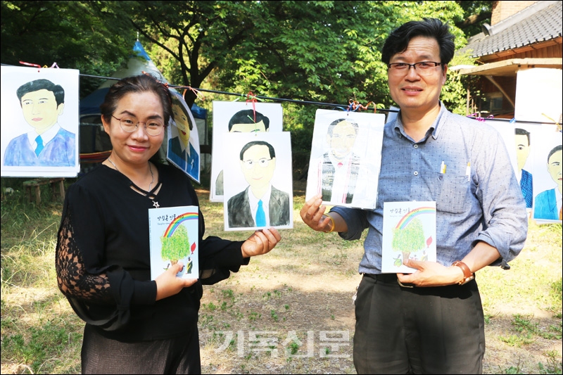 <양림동인물 100>을 집필한 최용남 목사(오른쪽)와 캐리커처를 담당한 박에스더 작가.