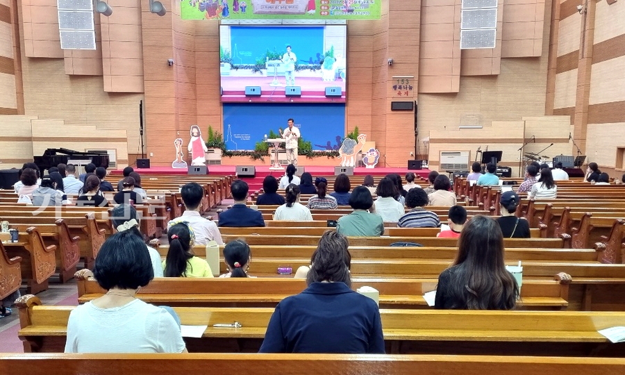 교사강습회에서 전주노회와 중전주노회 교사들이 주강사 이동복 목사의 강의를 듣고 있다.