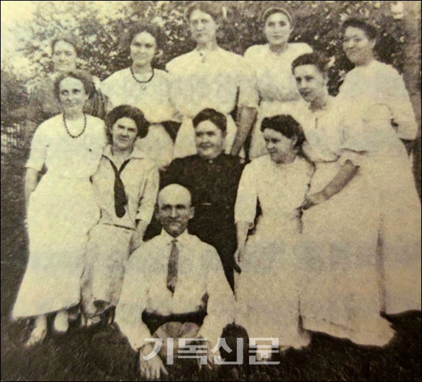 맥컬리 선교사가 동역한 여성 선교사들과 함께 촬영한 사진.