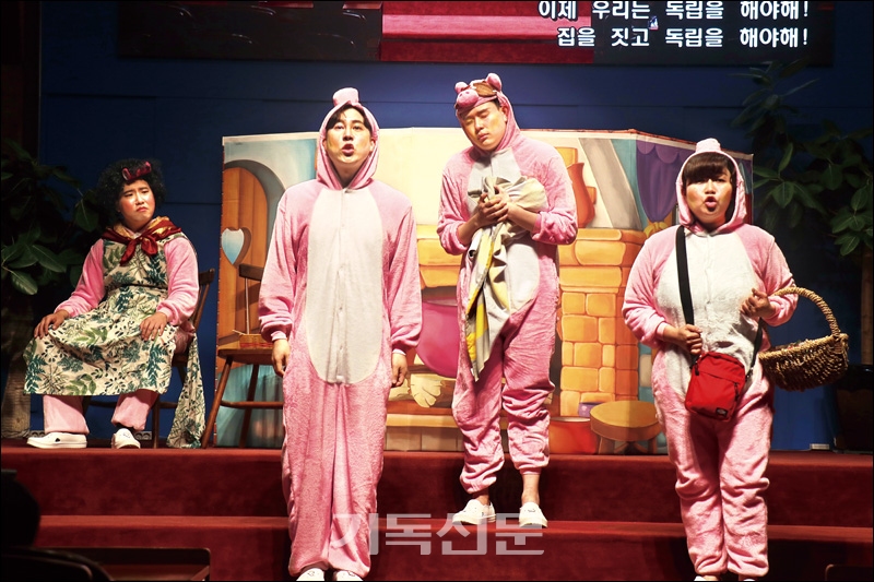 소프라노 윤나리, 바리톤 배의현, 테너 김선용 씨와 김현 전도사(오른쪽부터)가 오페라 &lt;아기돼지 삼형제&gt;에서 열연하는 모습.