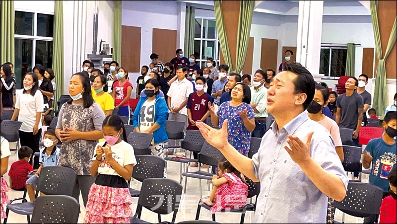 김신근 목사를 비롯한 해성교회 성도와 미얀마 난민들이 따칠렉 은혜교회 입당예배를 태국과 미얀마 국경지역에 위치한 메사이은혜교회에서 드리고 있다. 김신근 목사 등 참석자들은 미얀마에 회복의 봄이 오기를 간절히 기도했다.