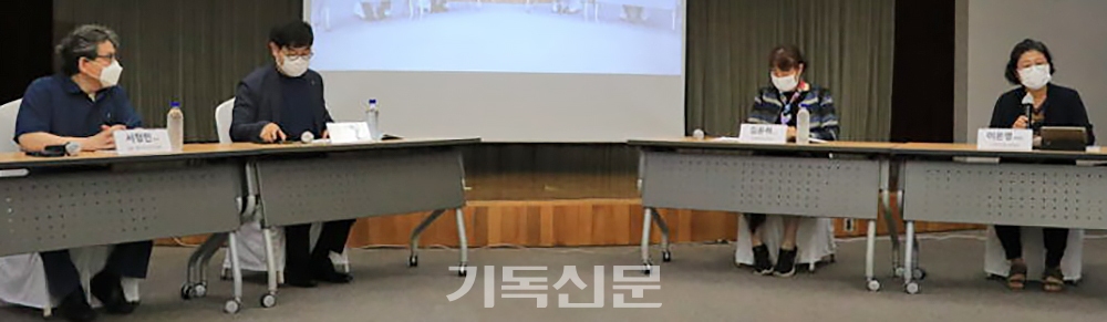 한국YWCA 100주년 기념 ‘YWCA 역사포럼’에서 발제자들이 YWCA 운동의 역사적 의미를 살피고 새로운 역사 속에서 펼쳐갈 기독여성운동을 전망하고 있다.