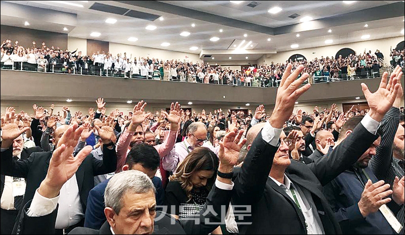 브라질장로교회 총대들이 브라질 복음화를 위해 손들어 기도하고 있다.