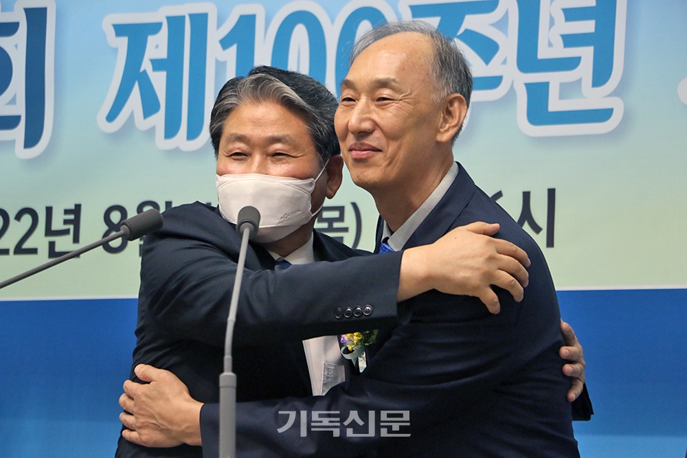 그 동안 양측 노회장이었던 박선홍 목사(사진 왼쪽)와 문성식 목사가 화해의 포옹을 하고 있다.