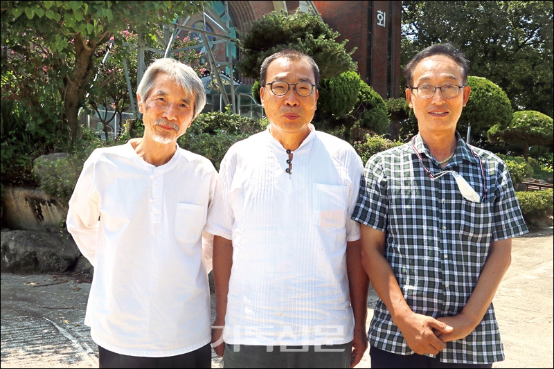 대수교회 출신으로 현재 담임목사 시무 중인 이상욱 목사(가운데). 왼쪽은 이홍락 장로, 오른쪽은 마을 이장을 맡고 있는 박영철 집사.