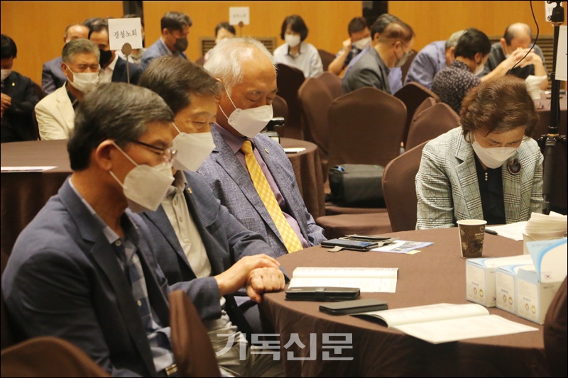 경북교직자협의회 회원들이 하기부부수련회에 참석해 함께 기도하며 교제했다.
