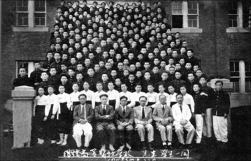 평서노회의 대표적 교육기관인 득신고등성경학교의 1948년 제3회 입학식.