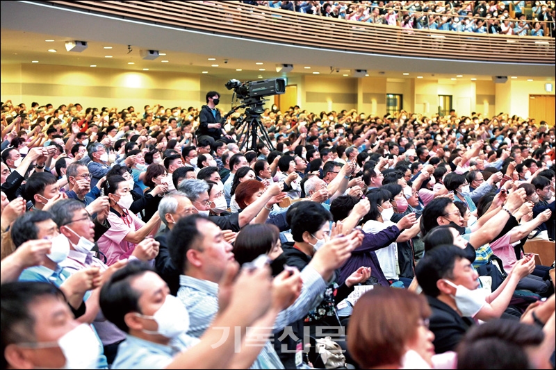 전국에서 모인 5543명의 사역자들이 회복을 넘어 부흥을 사모하며 기도하고 있다.