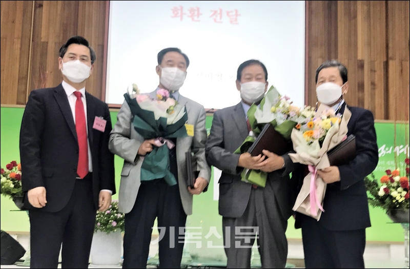 강원노회장 김미열 목사(사진 왼쪽)가 은퇴 목회자들에게 은급패와 은퇴금을 전하며 축하하고 있다.