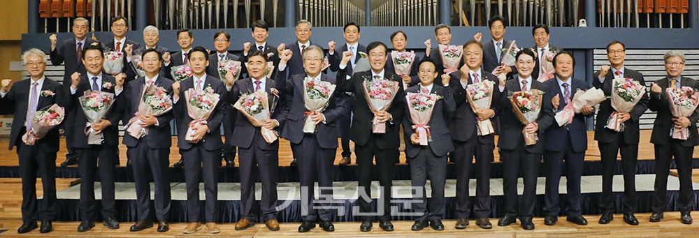 제107회 총회에서 선출된 총회장 권순웅 목사 등 영남출신 당선자들이 축하와 격려를 받고 있다.