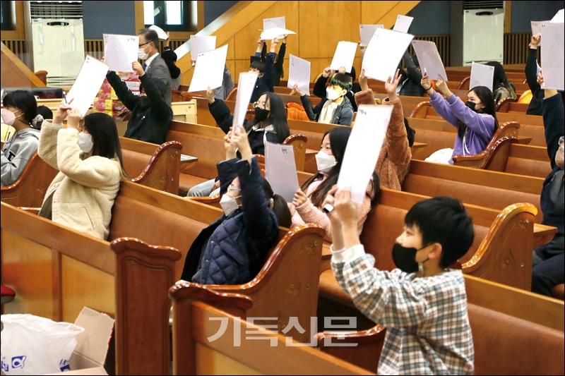 제9회 ‘도전! 성경 골든벨을 울려라’에 참가한 어린이들이 성경문제를 열심히 풀고 있는 모습.