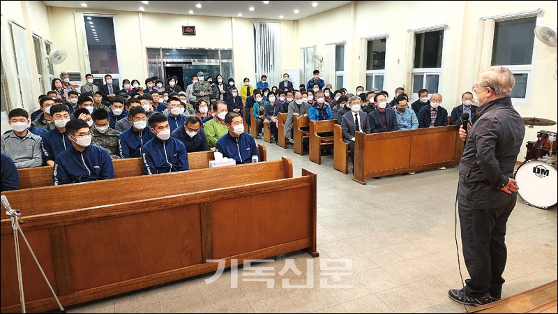 충회군선교회경북지회 회원들이 김천대대 승리교회를 방문하여 장병들을 격려하고 있다.