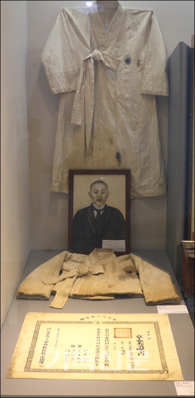 순국 당시의 착용한 의복과 태극기 등 문용기 장로 관련 전시물들.