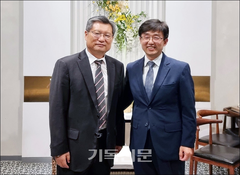 최현범 목사(왼쪽)와 김유현 후임 목사.