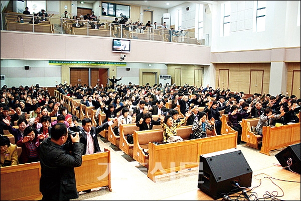 동아교회의 영적 저력은 한국 교회에도 정평이 났다. 22년째 진행하고 있는 목회자 세미나는 기도운동 확산의 매개체가 되고 있다.