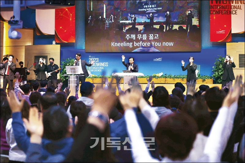 풍성한교회가 16일부터 18일까지 두날개 국제콘퍼런스를 개최했다. 비전센터를 가득 채운 1500여 명의 목회자와 성도들이 강사 김성곤 목사와 함께 찬양하며 기도하고 있다.