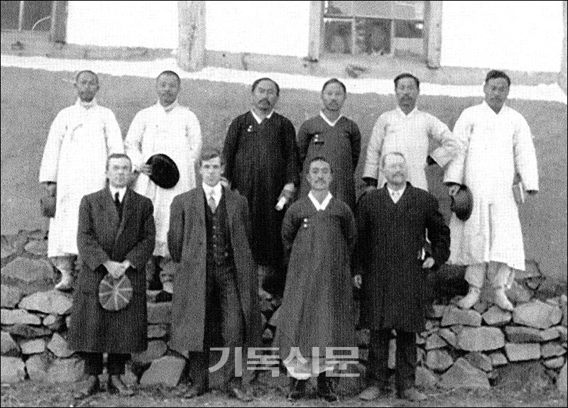 &lt;경안노회 100년사&gt;(킹덤북스)에 수록된 경안노회 설립 초창기의 지도자들 모습.
