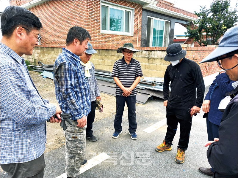 태풍 피해를 입은 원황중앙교회 복구에 한마음이 된 경안노회원들.
