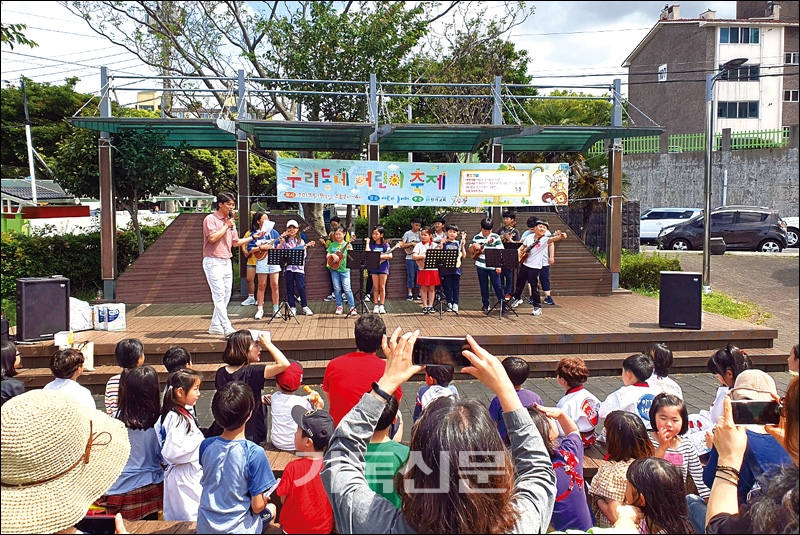 민경민 목사 부임 후 탐라교회는 다음세대 사역에서 길을 찾았다. 사진은 동네 공원에서 개최하는 어린이축제의 풍경.