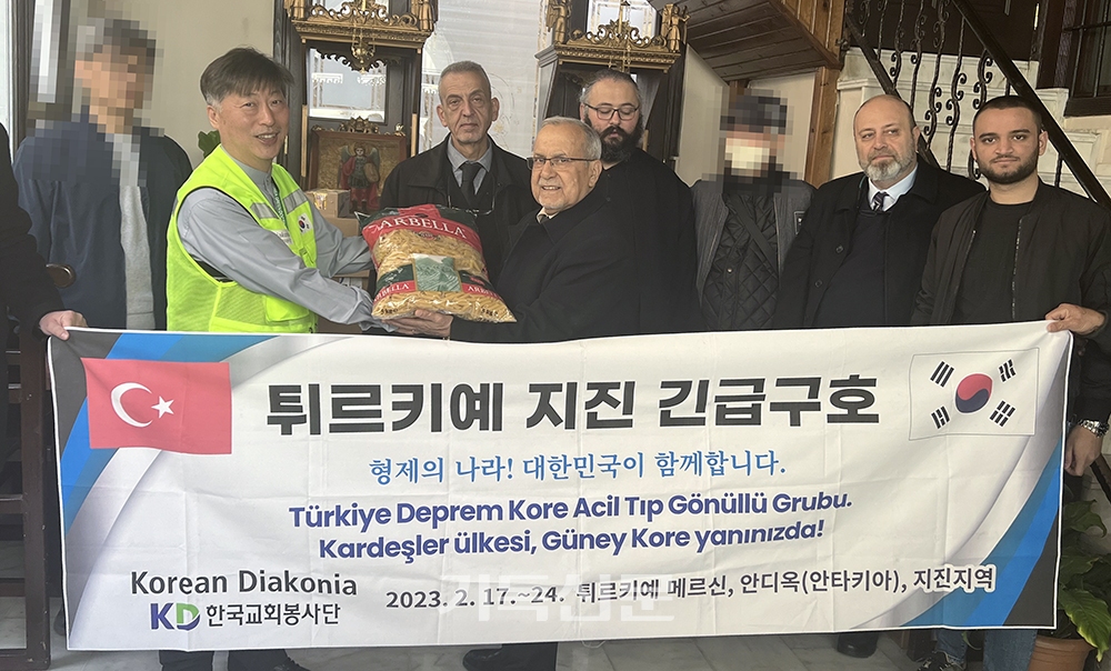 한국교회봉사단과 튀르키예한인사역자협의회가 지난 22일 튀르키예 메르신동방정교회를 찾아 긴급 지원금 4000달러를 전달했다.