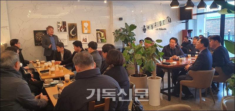 광주전남 풀뿌리 목회포럼 참가자들이 겸직목회에 대한 생각을 주고받는 나눔 시간을 갖고 있다.