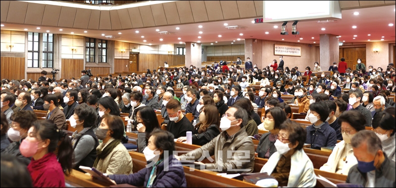충현교회 성도들이 설립 70주년을 맞아 열린 콘퍼런스에서 강의를 듣고 있다. 3명의 강사들은 ‘성경기독교’ 특성을 띈 초기 한국교회의 전통을 계승해 지역과 사회를 변화시키고 북한선교에 앞장서야 한다고 강조했다.