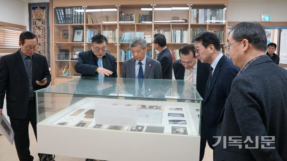 한국기독교역사사적지 후보지 답사에 나선 역사위원들이 진주교회 역사관을 둘러보고 있다.