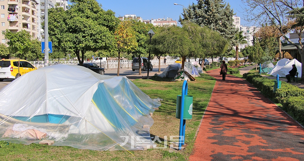 아나다 시민들은 계속되는 여진의 두려움으로 아파트를 나와 공원에 천막을 설치해 생활하고 있다.