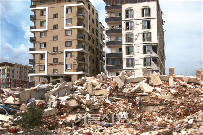 대지진으로 무너진 이스켄데룬의 건물.