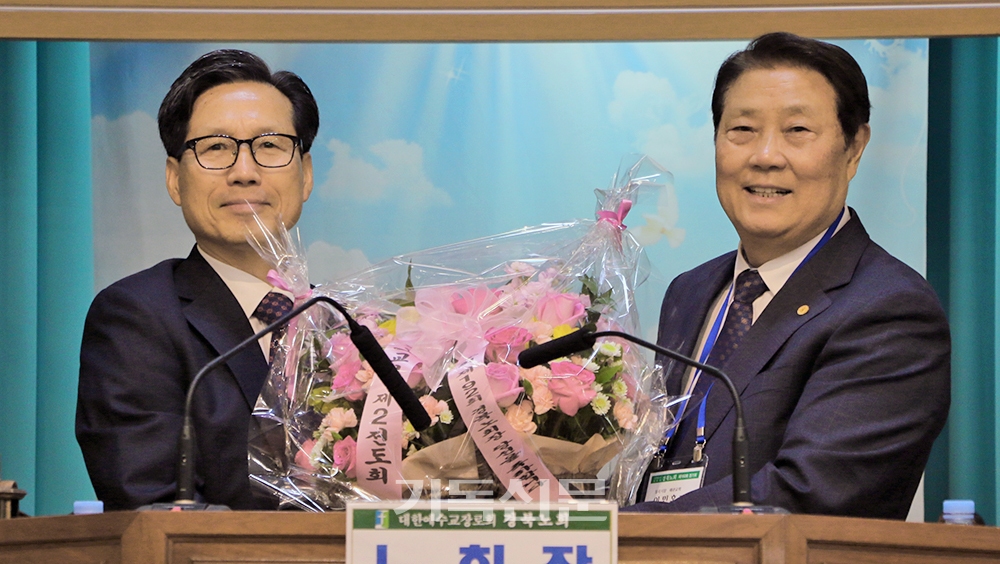 경북노회장 서성수 목사가 총회부회계 후보로 추천 받은 이민호 장로(사진 오른쪽)에게 꽃다발을 전하고 있다.
