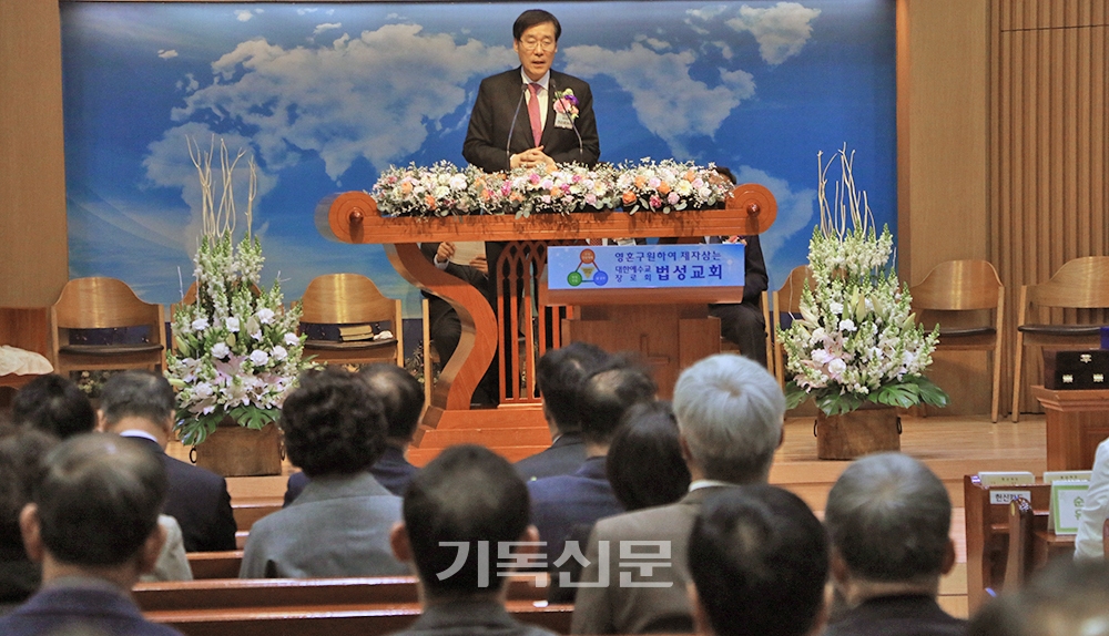 ‘하나님의 역사에 붙잡힌 사람’이라는 제목으로 설교하는 총회장 권순웅 목사.