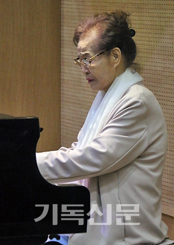 순교자 김종인 목사의 딸 김덕화 여사가 선친이 애창한 찬송가 ‘만세반석 열리니’를 피아노로 연주하고 있다.