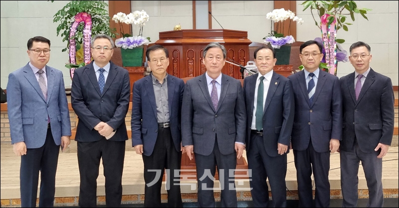 전북지역노회장협의회를 이끌어 갈 회장 백종성 목사(사진 가운데)를 비롯한 새 임원진이 인사하고 있다.