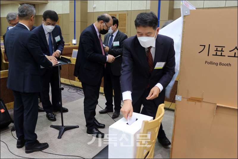 순천노회 정기회에서 노회원들이 신 임원 선출을 위한 투표를 하고 있다.
