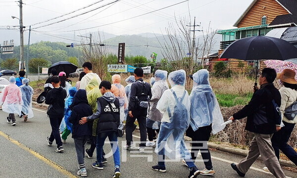 대구중CE가 주최한 팔조령 선교길 걷기대회 참가자들이 행진하고 있다.
