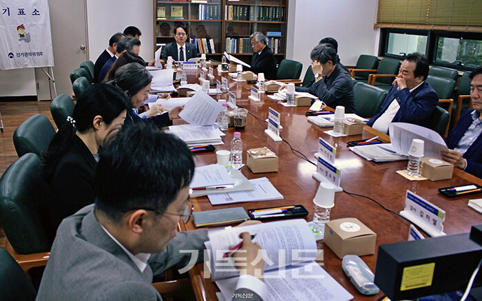 총신대학교 법인이사회가 9일 저녁 7시 회의를 열었다. 김기철 이사장의 임기 종료를 하루 남기고 신임 이사장을 선출하기 위해 이사와 감사 14명 전원이 참석했다. 