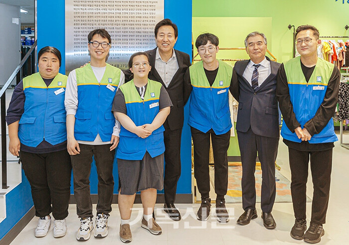 굿윌스토어 밀알강서점에 근무하는 발달장애인 직원들이 오세훈 서울시장과 기념 촬영을 하고 있다.