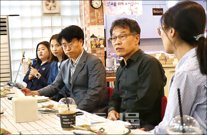 본지 주필인 김관선 목사가 18일 열린 한국크리스천기자협회 5월 콜로키움에서 산정현교회의 신앙 역사와 북한 선교에 대해 강연하고 있다.