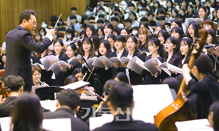 총신대학교 개교 122주년 기념예배에서 교회음악과 교수들과 학생들이 특별찬양을 하고 있다.  