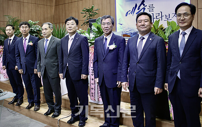 중부지역장로회연합회 29회를 이끌 김정수 회장과 임원들이 회원들에게 인사하고 있다. 